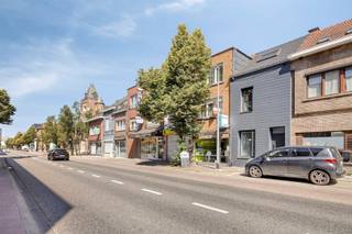 <p><span>Midden in het bruisende handelscentrum van Kessel-Lo, vlakbij Hal 5, het openbaar vervoer, alle belangrijke invalswegen en vele onmisbare voorzieningen, zijn wij verheugd, deze energiezuinige handelswoning op een toplocatie nabij het centrum van Leuven te koop aan te bieden. Deze uitstekend onderhouden commerciële woning omvat op het gelijkvloers een handelsruimte van ca. 45 m², die onderverdeeld is in een winkelruimte met aparte inkom en een atelier. Op het gelijkvloers situeert zich eveneens de volledig ingerichte keuken met berging en de badkamer. De eerste verdieping telt op haar beurt een volwaardige slaapkamer en een gezellige doorloopkamer die eveneens als leefruimte kan fungeren. Hogerop geniet deze veelzijdige woning van twee ruime slaapkamers. Bovendien is de woning voorzien van een uiterst praktische kelder. Kortom deze energiezuinige, perfect onderhouden handelswoning  met woonst is uitermate geschikt voor ondernemers, vrije beroepen en zo veel meer. Deze multifunctionele woning met talloze mogelijkheden en een uitstekende zichtbaarheid is zeker uw bezoek waard. Plan snel uw bezoek in. Voor snelle beslissers! </span></p><p><span> </span></p>