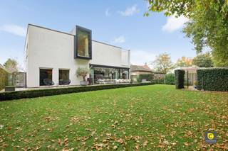 Exclusieve lichtrijke villa met 6 slaapkamers en 4 badkamers in het hart van Aartselaar. Deze prachtige, lichtrijke villa combineert strakke...