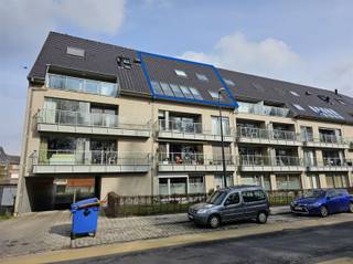 Mooi afgewerkt appartement gelegen aan het dorpsplein, recht tegenover het park te Oostakker.Dit duplex appartement met een oppervlakte van 89m² is...