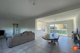 Alleenstaande woning te huur met 3 slaapkamers.Op de grens tussen Zonnebeke en Moorslede vinden we deze prachtige huurwoning. Indeling van het...