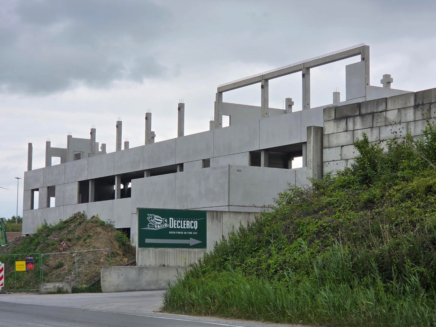 Logistieke bedrijfshal - 2765 m² - met 350 m² kantoren. Superligging! - foto 3