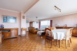 Welkom in dit lichtrijke en instapklare hoekappartement op de 14de verdieping van de residentie Koningin Fabiolapark in Sint-Niklaas.Dankzij de grote...