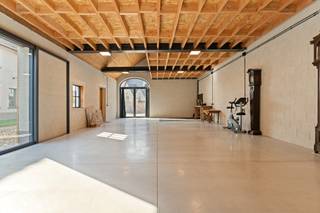 In een rustige en groene omgeving in een deelgemeente van Meise bevindt zich deze stijlvol gerenoveerde eigendom die ideaal is voor ondernemers...