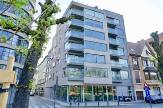 Ligging<br /><br />Dit prachtig appartement op de 5e verdieping geniet van een uiterst centrale ligging vlakbij het Zuid. Het appartement geniet een zeer goede bereikbaarheid, gezien er een ruim aanbod aan openbaar vervoer is en de oprit van de autostrade vlakbij is. Bovendien geniet je vanop het terras van een prachtig open zicht over het Zuidpark. In de buurt is er een ruim aanbod aan winkels, warenhuizen, onderwijsinstellingen, ontspanning sport en cultuur. <br /><br />Indeling<br /><br />U komt binnen via de inkomhal die voorzien is van een afzonderlijk gastentoilet en ingemaakte kasten. Vanuit de inkomhal heeft u ook toegang tot de open keuken die uitkijkt op de leefhoek met langs beide zeiden grote raampartijen die toegang verlenen tot beide terrassen. De open keuken is volledig geïnstalleerd en voorzien van de gebruikelijke toestellen. Vanuit de leefruimte hebt u toegang tot de slaapkamer die in verbinding staat met de badkamer. De badkamer is uitgerust met een douche, lavabo, handdoekradiator en badkamermeubel. <br />Tot slot bevat het appartement nog een binnen parkeerplaats (die verplicht bij te huren is).<br /><br />Bijkomende info<br /><br />Huurprijs appartement: € 1025/maand <br />Vaste kosten: € 150/maand <br />-EGW: zelf af te sluiten<br />beschikbaar vanaf 1 augustus <br />Termijn huurovereenkomst: 9 jaar<br />DOMICILIE VERPLICHT! <br /><br />BEZOEK AANVRAGEN VIA ONZE WEBSITE: www.immodavinci.be