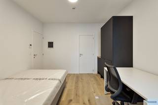 <p>**ACADEMIEJAAR 2026-2027 - STUDENTEN/STUDENTS ONLY**<br /><br />Deze vernieuwde gerenoveerde studentenkamers in Heverlee, aan de zuidkant van de bruisende studentenstad Leuven. Residentie Square is de perfecte uitvalbasis voor studenten, je bent er op wandel/fiets afstand van de Leuvense Stadskern, het Sportkot, de KULeuven campussen in de binnen en buitenstand alsook het station van Leuven en Heverlee. Deze residentie is gelegen op de Naamsesteenweg. Niet alleen zijn strategische ligging is een troef, maar ook de residentie zelf is puur genieten.<br /><br />De kamer is gelegen op de gelijkvloerse verdieping en beschikt over privatief sanitair. Bijkomend heeft dit pand een gemeenschappelijke keuken.<br /><br />Interesse in een bezoek ter plaatse? Contacteer ons vandaag nog: verhuur@connect-immo.be of 016 229 228<br /> <br />Huurprijs: €730 exclusief €90 (provisie voor water, verwarming, elektriciteit en internet)<br />EPC: 89 kWh/m2jaar - 3358049</p>