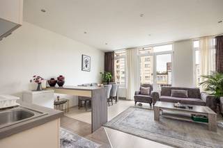 <p><span>Op zoek naar een instapklaar appartement met veel licht, twee fijne buitenruimtes en gelegen tussen 2 gegeerde parken? Dan heeft dit appartement op de tweede verdieping heel wat te bieden. Je krijgt hier een ruime leefruimte met open keuken, twee slaapkamers, een balkon aan de voorzijde én een gezellig terras achteraan. Het gunstig EPC B maakt het plaatje af. Dankzij de centrale ligging vlakbij winkels, openbaar vervoer en parken woon je hier bovendien super praktisch.</span></p><p><span> </span></p><p><span>Licht & gezellig wonen</span></p><p><span>Via de gemeenschappelijke inkomhal bereik je het appartement op de tweede verdieping. Je komt binnen in de ruime leefruimte, waar de grote raampartijen vooraan zorgen voor een overvloed aan natuurlijk licht. De lichte parketlaminaatvloer en de hoge plafonds versterken het open gevoel nog extra. Hier heb je meer dan genoeg plaats voor een gezellige zithoek en een grote eettafel. Vanuit de leefruimte stap je bovendien rechtstreeks het balkon aan de straatzijde op, waar je geniet van een leuk uitzicht.</span></p><p><span>De open keuken sluit mooi aan bij de leefruimte en is praktisch ingericht met houten kastjes, een tegelvloer en een handige statafel. Je beschikt hier over een oven, dampkap, fornuis, spoelbak en heel wat bergruimte. Dankzij de open indeling blijft de connectie met de leefruimte behouden tijdens het koken.</span></p><p><span> </span></p><p><span>Slapen aan de rustige achterzijde</span></p><p><span>Achteraan het appartement bevinden zich de twee slaapkamers, allebei rustig gelegen. De grootste slaapkamer biedt voldoende plaats voor een dubbel bed en grote kleerkast, terwijl de tweede kamer perfect dienst kan doen als kinder-, logeer- of bureauruimte. Vanuit de nachthal heb je toegang tot het gezellige terras achteraan, een rustige plek om te genieten van de zon of een koffietje in de buitenlucht.</span></p><p><span>De badkamer is modern ingericht met een ruime douchecabine, lavabo met praktische bergkast en onderhoudsvriendelijke betegeling. Verder heb je nog een apart gastentoilet met handenwasser én een handige technische ruimte met aansluiting voor wasmachine, internetvoorziening, aparte cv-ketel en extra opbergruimte.</span></p><p><span> </span></p><p><span>Twee buitenruimtes als extra troef</span></p><p><span>Dit appartement beschikt niet over één, maar over twee buitenruimtes. Vooraan heb je een balkon met open zicht over de straat, terwijl je achteraan geniet van een rustiger, zuidwestgericht terras. Zo heb je op elk moment van de dag een fijne buitenplek ter beschikking.</span></p><p><span> </span></p><p><span>Vlakbij groen, winkels en openbaar vervoer</span></p><p><span>Je woont hier aan de Herentalsebaan vlakbij Deurne-Zuid, een bruisende buurt waar alles binnen handbereik ligt. Supermarkten, winkels, horeca, de Zwitserse Apotheek en openbaar vervoer bevinden zich op wandelafstand. Ook het Rivierenhof en Te Boelaarpark bereik je in enkele minuten met de fiets, ideaal voor sport, ontspanning of een wandeling in het groen. Dankzij de nabijheid van de Ring en grote invalswegen ben je bovendien snel onderweg naar het centrum of buiten de stad. Niet toevallig behaalt dit adres een uitstekende Mobiscore van 9,5/10.</span></p><p><span> </span></p><p><span> </span></p>