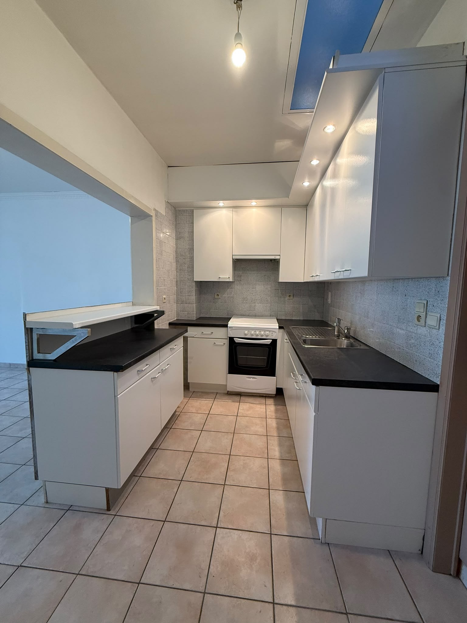 Ruim gelijkvloers appartement met garage - foto 4