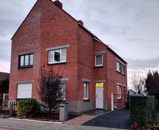 Deze recent gerenoveerde en instapklare halfopen woning bevindt zich in het rustige Wontergem, nabij Deinze. De woning combineert gezellig wonen...