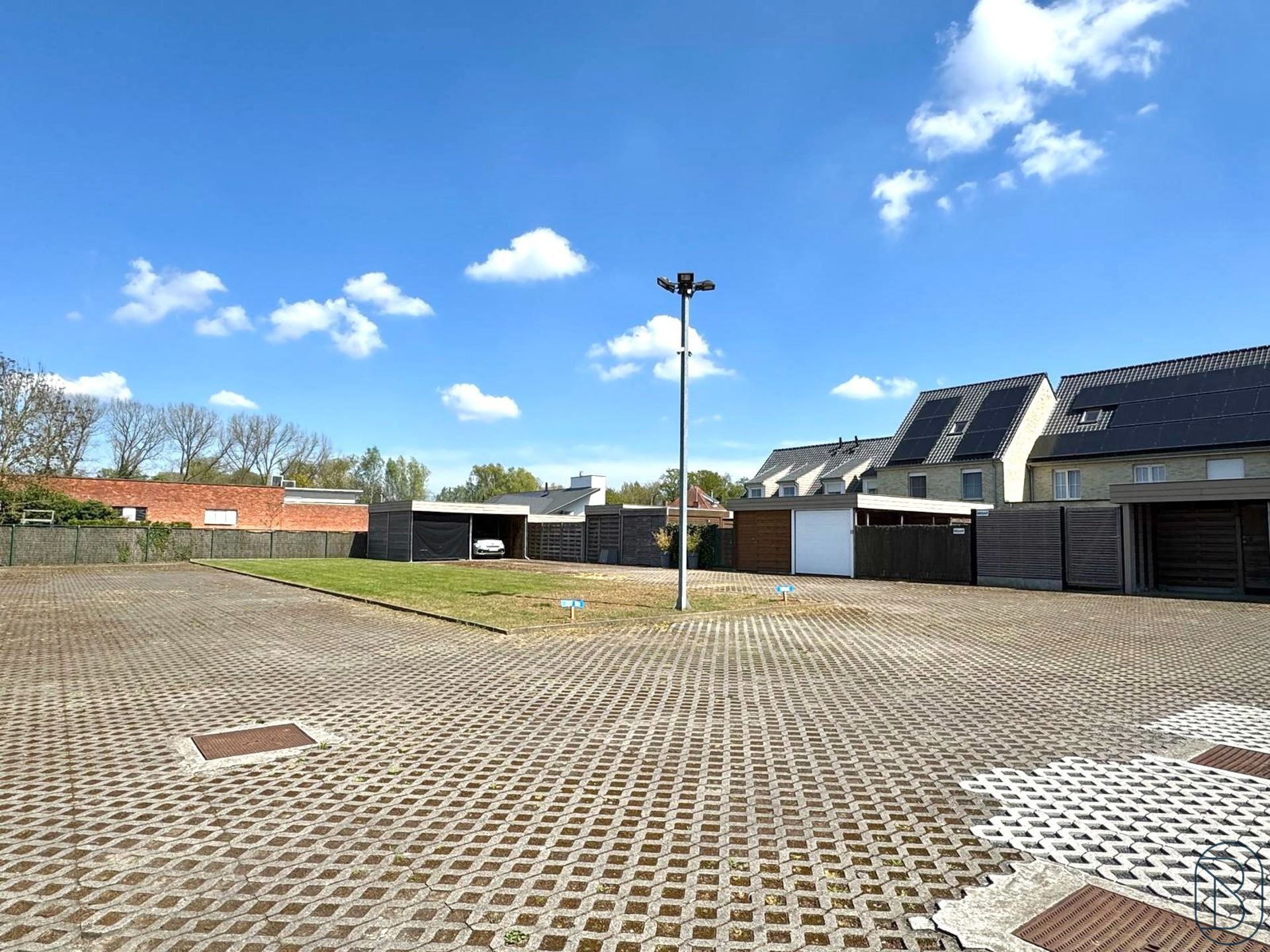 BOVENGRONDSE AUTOSTAANPLAATS, gelegen op een rustige en veilige locatie te INGELMUNSTER! Info: info@immobeguin.be
