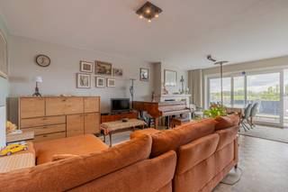 Op wandelafstand van het centrum, scholen en winkels vinden we dit instapklare en volledig gerenoveerde appartement van maar liefst 103 m². Een ideale combinatie van ruimte, comfort en een uitstekende ligging! Het appartement omvat een inkomhal, een lichtrijke leefruimte, apart toilet, praktische berging en een volledig ingerichte keuken. Verder zijn er 3 slaapkamers en maar liefst 2 terrassen, ideaal om op verschillende momenten van de dag van de buitenlucht te genieten. Het gebouw beschikt bovendien over een lift. Voor extra comfort bestaat er de mogelijkheid om een garage aan te kopen. Een ruim, verzorgd en volledig gerenoveerd appartement op een topligging in Dendermonde ideaal voor gezinnen of als interessante investering. Voor info : dirk@berno.be.