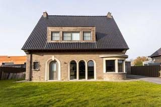 Deze gezellige, ruime en volledig gerenoveerde villa ligt in het hart van Deerlijk. Op wandelafstand van scholen, winkels en alle...