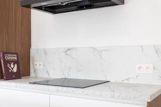 <p><strong>De Panne: Volledig gerenoveerd 3-slaapkamerappartement met zonnig terras en garageoptie!</strong><br /> </p>
<p>Op een rustige en centrale ligging nabij het centrum van De Panne bevindt zich dit volledig gerenoveerde appartement van maar liefst 101 m². Dankzij de lichtrijke leefruimte, het zuidgerichte terras en de drie volwaardige slaapkamers biedt dit appartement een ideale combinatie van comfort, ruimte en energiezuinig wonen. Bovendien is er mogelijkheid tot aankoop van een garage op het achterliggende terrein.<br /> </p>
<p><strong>Indeling</strong><br />Inkomhal, ruime en lichtrijke leefruimte met grote raampartijen en directe toegang tot het zonnige terras, moderne open keuken uitgerust met keramische kookplaat, dampkap, koelkast, vaatwasser, spoelbak en combi-microgolfoven, praktische berging met aansluiting voor wasmachine, drie volwaardige slaapkamers, ruime badkamer met ligbad, douche, dubbele lavabo met meubel en toilet, afzonderlijk gastentoilet.<br /> </p>
<p><strong>Troeven</strong></p>
<ul><li>Volledig gerenoveerd in 2025</li><li>Ruime bewoonbare oppervlakte van 101 m²</li><li>Energiezuinig appartement met EPC B</li></ul>
<p><strong>Neem contact op met Frederick voor een bezoek of bijkomende info via 058/22.41.70.</strong></p>