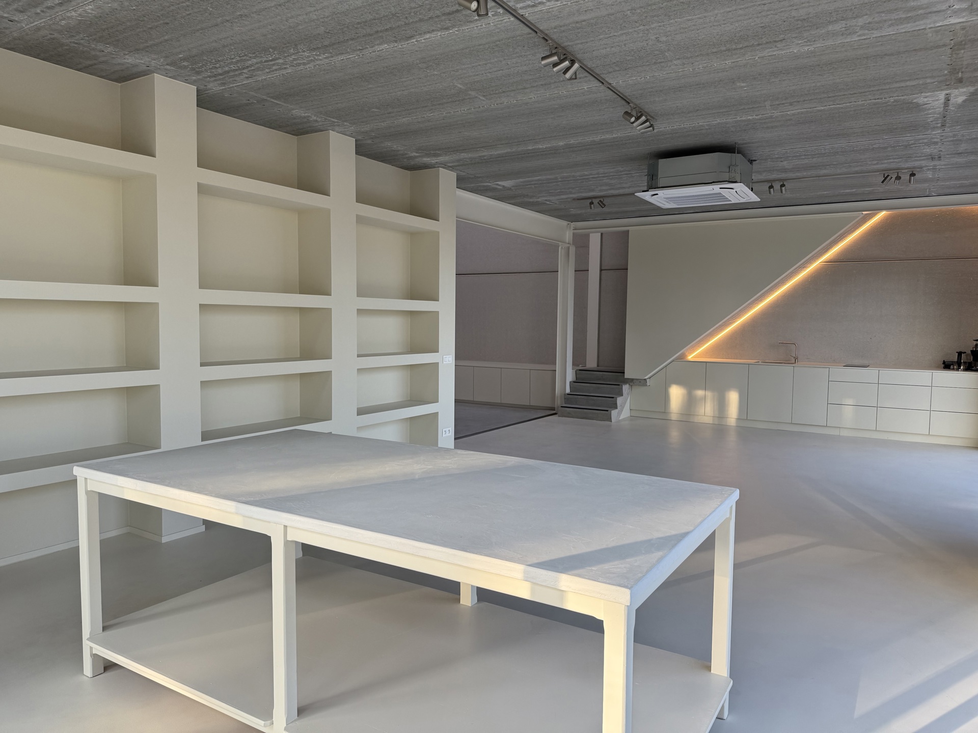 MODERNE KMO-UNIT MET SHOWROOM/KANTOOR IN GENK - foto 2