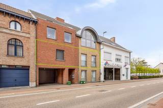 <p><strong>Instapklaar appartement met 2 slaapkamers en terras in het hart van Retie</strong></p>
<p>Op zoek naar comfortabel wonen op een toplocatie? Dit verzorgd appartement, bevindt zich op wandelafstand van de markt en het gezellige dorpscentrum, met winkels, horeca en voorzieningen binnen handbereik.</p>
<p>Vie de traphal komt u binnen in de ruime leefruimte. Deze staat in open verbinding met de eethoek en de keuken, wat zorgt voor een praktische indeling. De keuken geeft tevens toegang tot de koele berging</p>
<p>Vanuit de eethoek bereikt u zowel het terras als de nachthal. Deze nachthal geeft toegang tot twee volwaardige slaapkamers, de badkamer en een apart toilet.<br /><br />Er is tevens een autostaanplaats achter het gebouw inbegrepen in de verkoopprijs.</p>
<p>Het appartement werd gebouwd in 2005 en is steeds goed onderhouden. Met een EPC-label B en een conforme elektriciteit is dit appartement volledig instapklaar.<br /><br /><em><span>Specificaties:</span></em><em></em><br /><em>- Bouwjaar: 2005<br /></em>- EPC: B / 132 kWh (m² jaar)<br />- 110m² bewoonbaar<br />- 2 ruime slaapkamers<br />- Autostaanplaats inbegrepen<br />- Elektra conform<br /><br /></p>