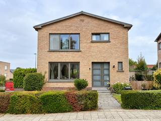 In een aangename en rustige woonwijk in Oud-Heverlee bevindt zich deze charmante, vrijstaande gezinswoning met een solide basis en heel wat potentieel.<br />De woning verwelkomt u via een inkomhal met gastentoilet en biedt op het gelijkvloers een gezellige woon- en eetkamer, een afzonderlijke bureau- of speelruimte, een keuken en een praktische proviandruimte.<br />Op de eerste verdieping geeft de nachthal toegang tot drie ruime slaapkamers en een badkamer, uitgerust met een ligbad, dubbele wastafel en toilet. Bovendien is de woning volledig onderkelderd en beschikt ze over verschillende functionele ruimtes, waaronder een cv-ruimte met stookolieketel, een wasruimte en een bijzonder ruime inpandige garage.<br />Achteraan geniet u van een gezellige tuin waar het heerlijk vertoeven is in alle rust en privacy.<br />Hoewel de woning onderhevig is aan een beperkte renovatieverplichting, vormt haar stevige constructie een uitstekende basis om ze naar eigen smaak en hedendaags comfort op te frissen. De woning is bovendien onmiddellijk bewoonbaar, waardoor eventuele werken perfect stapsgewijs kunnen worden uitgevoerd. Een ideale opportuniteit voor wie op zoek is naar een ruime, degelijke gezinswoning met potentieel op een rustige locatie in Oud-Heverlee!