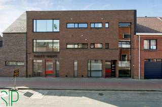 Het appartement heeft de volgende indeling: Men komt binnen in de ruime inkomhal met apart toilet. Van hieruit kan men verder naar de...