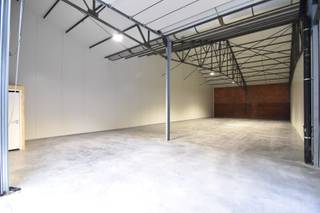 Instapklare, geïsoleerde OPSLAGRUIMTE (200 m²), hoge sectionaalpoort en gemeenschappelijke PARKEERPLAATSEN op ambachtelijke zone te Torhout.<br /><br />AFWERKING:<br />Constructie: Metalen constructie met volledige overspanning<br />Binnenwanden: geïsoleerde sandwichpanelen over de volledige hoogte. <br />Dak: Geïsoleerd dak<br />Vloer: gepolierde betonvloer<br />Geïsoleerde en automatische sectionaalpoort (h: 4,3m x b: 4m) met geïntegreerde loopdeur in aluminium<br /><br />BESTEMMING: enkel opslagruimte (geen productie mogelijk!). Brandklasse A.<br /><br />NUTSVOORZIENINGEN: afzonderlijke tellers voor stadswater, elektriciteit (stopcontacten op 230V en 400V, 16A) - telefonie/internet (Belgacom/telenet). LED-verlichting. Toilet met uitgietbak.<br /><br />LIGGING:<br />Centrale ligging in West-Vlaanderen.<br />Op enkele honderden meters van N32 (Brugge-Roeselare)<br />Op slechts 3,5km van de autosnelweg, afrit 10 "Torhout" E403/E40.<br /><br />EXTRA'S:<br />- gemeenschappelijke parkeerplaatsen op het terrein.<br /><br />BIJKOMENDE KOSTEN:<br />- 21% BTW<br />- provisie 60 €/mnd gemeenschappelijke kosten<br />- onroerende voorheffing<br /><br />Wenst u een bezoek? info@futurimmo.be - 0470 50 50 50.