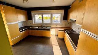 <p><span>APPARTEMENT PRÉCIEUX AVEC 2 CHAMBRES ET TERRASSE</span></p><p><span> </span></p><p><span>Sur le côté gauche, vous trouverez l'entrée de l'appartement qui comprend un espace commun, un hall d'entrée séparé et un espace de rangement/bureau ou une chambre spacieuse.</span></p><p><span> </span></p><p><span>Au rez-de-chaussée, il y a des toilettes pour les invités.</span></p><p><span> </span></p><p><span>Au premier étage, vous trouverez un séjour spacieux et lumineux, une grande cuisine séparée, un couloir, 2 chambres et une salle de bains équipée d'une baignoire avec fonction douche, d'un toilettes et d'un meuble lavabo.</span></p><p><span> </span></p><p><span>Label EPC C = Pas d'obligation de rénovation.</span></p><p><span>L'installation électrique est conforme à l'AREI.</span></p><p><span> </span></p><p><span>Chauffage central au gaz</span></p><p><span>Panneaux solaires disponibles.</span></p><p><span> </span></p><p><span>Pas de frais de syndic ou de coûts partagés pour cette propriété.</span></p><p><span> </span></p><p><span>À l'arrière de la maison, il y a une terrasse fermée.</span></p><p><span> </span></p><p><span>Pour des informations ou des visites, merci de répondre à l'annonce, nous vous appellerons pour planifier un rendez-vous.</span></p><p><span> </span></p><p><span> </span></p>