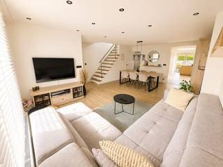 Op zoek naar een instapklare woning waar je jarenlang zorgeloos kunt wonen? Dan is deze volledig gerenoveerde gezinswoning misschien precies wat je zoekt!<br /><br />Gelegen in een rustige, verkeersluwe éénrichtingsstraat op een perceel van 270 m², geniet je hier van een aangename woonomgeving. Winkels, scholen, openbaar vervoer en andere voorzieningen bevinden zich vlakbij. Twee scholen liggen bovendien op wandelafstand, ideaal voor een jong gezin.<br /><br />De woning werd de voorbije jaren grondig vernieuwd. De badkamer werd twee jaar geleden volledig gestript en smaakvol gerenoveerd. Vorig jaar kregen ook de ruime leefkeuken (17 m²), het washok en het toilet een complete make-over. Tegelijk werd een nieuwe verwarmingsketel geplaatst.<br /><br />Ook energetisch scoort de woning uitstekend. Met 12 zonnepanelen, een omvormer, een thuisbatterij van 5 kWh en EPC-label B geniet je van een energiezuinige woning die klaar is voor de toekomst.<br /><br />Aansluitend aan de leefruimte en keuken bevindt zich een praktisch bureau met ingemaakte kast, ideaal als thuiswerkplek. Daarnaast is er een kleine kelder.<br /><br />Op de eerste verdieping bevinden zich 3 slaapkamers van 11 m², 8,5 m² en 7,5 m² en een aparte berging. Dankzij de open nok van het dak beschikken de slaapkamers over hoge plafonds, wat voor een bijzonder ruimtelijk gevoel zorgt.<br /><br />De stijlvolle badkamer (7 m²) bevindt zich op het gelijkvloers.<br /><br />Ook aan wooncomfort ontbreekt het niet: airconditioning, rolluiken en thermostatische radiatorkranen zorgen het hele jaar door voor een aangenaam binnenklimaat.<br /><br />De tuin vormt een extra troef. Achteraan staat een ruim tuinhuis van 37 m², bestaande uit een grote multifunctionele ruimte en twee aparte bergingen. Ideaal als hobbyruimte, werkplaats, fitness, opslag of mancave.<br /><br />In de tuin bevindt zich tevens een servitudeweg, waarvan in de praktijk slechts één buurman gebruikmaakt. Deze doorgang doet weinig afbreuk aan de ruimte en het gebruikscomfort van de tuin.<br /><br /><br /><br /><br /><br />