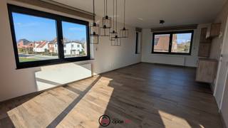 <br />Ben je op zoek naar een instapklaar duplex appartement te huur in Bilzen-Hoeselt? Dan is dit lichtrijke appartement aan de Kampveldweg 4 bus 1 precies wat je zoekt. Je woont hier comfortabel, met een praktische indeling, moderne afwerking en verrassend veel parkeergelegenheid.<br /><br /><em><strong>1e verdieping:</strong></em><br />Via de inkomhal kom je binnen in de gezellige leefruimte met open keuken. De grote raampartijen zorgen voor veel natuurlijke lichtinval en een aangename sfeer. De moderne keuken is volledig ingericht en biedt voldoende werk- en opbergruimte. Ideaal om gezellig te koken en tegelijk in contact te blijven met je gasten. Op dit niveau vind je bovendien een apart gastentoilet en een handige berging.<br /><br /><em><strong>2e verdieping</strong></em><br />Op de bovenverdieping bevinden zich twee volwaardige slaapkamers. Beide kamers zijn ruim en flexibel in te richten als slaapkamer, kinderkamer of bureau. Daarnaast is er een tweede apart toilet en een badkamer uitgerust met een ligbad en lavabo. Alles is praktisch en comfortabel ingericht.<br />Extra handig is de aparte buitenberging, perfect voor fietsen of bijkomende opslag. Rond het gebouw is er bovendien veel parkeergelegenheid voorzien.<br /><br /><em><strong>Troeven:</strong></em>
<ul>
	<li>Lichtrijke leefruimte met open keuken</li>
	<li>Twee aparte toiletten</li>
	<li>Twee volwaardige slaapkamers</li>
	<li>Praktische buitenberging</li>
	<li>Veel parkeermogelijkheden aan het gebouw</li>
	<li>Wandelafstand van het centrum</li>
</ul>
Ligging &amp; omgeving:<br />Dit duplex appartement te huur in Bilzen-Hoeselt is rustig gelegen aan de Kampveldweg, met een vlotte verbinding naar het centrum van Bilzen en omliggende gemeenten. Winkels, scholen en openbaar vervoer bevinden zich op korte afstand. Je geniet hier van een residentiële omgeving met een goede bereikbaarheid richting Hasselt en Maastricht. Ideaal voor wie rustig wil wonen, maar toch overal dichtbij wil zijn.<br />Wat maakt dit pand uniek? → De duplex indeling zorgt voor een duidelijke scheiding tussen leef- en slaapgedeelte, wat extra comfort en privacy biedt.<br />Voor wie is dit ideaal? → Perfect voor starters, koppels of kleine gezinnen die op zoek zijn naar een ruim en instapklaar duplex appartement met 2 slaapkamers in Bilzen-Hoeselt.<br />Welke voordelen biedt de ligging? → Je woont hier rustig, met veel parkeergelegenheid en toch vlakbij winkels, scholen en belangrijke verbindingswegen richting Bilzen, Hasselt en Maastricht.<br /><br />Interesse om dit duplex appartement zelf te ontdekken?<br />Stel je kandidaat via onze website via de knop ik ben kandidaat. 