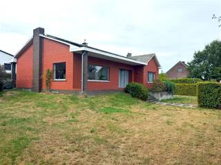 <p>Ruime, gezellige en charmante woning met veel lichtinval en verrassend veel ruimte, zowel boven- als ondergronds.</p>
<p>De woning bestaat uit ruime inkomhal met ingemaakte kastenwand, grote lichtrijke leefruimte (met openhaard), ruime ingerichte keuken, ingerichte badkamer (ruime lavabo, toilet, douche), 3 ruime slaapkamers, zeer ruime kelder met heel wat extra bergruimte, garage met mogelijkheid tot het plaatsen van 2 wagens (achter elkaar), gezellige tuin rondom de woning met terras grenzend aan de keuken.</p>
<p>Keuken: dampkap, kookvuur, oven, koelkast, vaatwasser<br />Badkamer: lavabomeubel met brede lavabo, toilet en douche</p>
<p>Beschikbaar: 1 november 2026</p>
<p>Voor meer informatie of een afspraak ter plaatse kan u steeds contact opnemen met<span> </span>info@hemeldonckvastgoed.be</p>