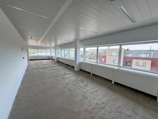 <p>Deze professionele kantoorruimte is voorzien van hoogwaardige technische afwerkingen, waaronder een verlaagd plafond, ingebouwde verlichting en ingebouwde airconditioning. Sanitaire voorzieningen zijn beschikbaar in de gemeenschappelijke delen, samen met apart douches voor heren en dames.</p>
<p>Het gebouw beschikt over een interfoon, lift, en zowel buiten- als binnenparking.</p>
<p>De grotere oppervlaktes zijn deelbaar vanaf 133m², wat flexibiliteit biedt voor huurders met verschillende ruimtebehoeften.</p>
<p><strong>Ligging:</strong> Gunstig gelegen nabij een bushalte en tramhalte, met snelle toegang tot de E40. Ook een supermarkt en fitnesscentrum zijn in de buurt, wat de praktische ligging nog versterkt.</p>