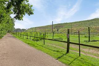 Zéér ruim perceel grond gelegen in 2 verschillende bestemmingszones (gebied voor dagrecreatie en parkgebied). Thans volgens kadaster gekend...