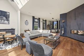 <strong>Erg charmante en instapklare woning op een zuidgericht perceel van 565 m² te Ravels Eel. Epc-score: 132 kWh/m² (label B)</strong><br /><br /><strong>Ligging:</strong> kindvriendelijke verkaveling te Ravels Eels<br /><br /><strong>Indeling:</strong> <strong>0:</strong> inkomhal, woonkamer, garage/polyvalente ruimte, wasplaats; keuken, woonkamer, veranda <strong>+1: </strong>drie slaapkamers, dressing, badkamer <strong>buiten: </strong>tuinberging, tuin/terras, zwembad, zitlounge.<br /><br /><strong>Omschrijving:</strong> Charmante woning (bouwjaar 2006) op een zuidgericht perceel van 565 m² te Ravels Eel. Erg rustig en kindvriendelijk met daarenboven een speelplein tegenover de deur. De woning heeft mede door zonnepanelen en een goede isolatie, een prima epc-score: 132 kWh/m² (label B). De woning is bovendien instapklaar!<br /><br />Inkomhal met natuurstenen betegeling en met toegang naar de polyvalente ruimte met airco, ideaal voor een praktijkruimte (aansluiting water) of te gebruiken als garage. Ruime woonkamer met parketvloer en een gashaard. Aansluitend aan de woonkamer bevindt zich een erg lichte tuinkamer/veranda. Volledig uitgeruste keuken met toestellen en een werkblad in natuursteen. Wasplaats met ingemaakte kasten. Bovenverdieping met 3 ruime slaapkamers waarvan de kinderkamers met ingemaakte kasten. Dressing eveneens aanwezig. Badkamer met inloopdouche. <br /><br />Achteraan een zuidgerichte tuin met verwarmd zwembad en een gezellige zitlounge achteraan. Tuinberging met naastliggende serre.<br /><br />Is je interesse gewekt? <strong>donderdag 29/10 is er een kijkmoment van 16u tot 19u. Afspraak: 014/41.42.42 </strong><br /><br /><strong>Bijzondere informatieplicht:</strong> in aanvraag.