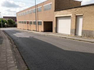 Box de garage situé au centre à louer au Duinenweg 296 à Middelkerke. Idéalement situé à proximité de la place du marché et de la place Mouchotte, et à distance de marche du centre et du Zeedijk. <br /><br />Dimensions : <br />- hauteur 2,00 m<br />- largeur d'entrée 2,36 m<br />- profondeur 5,62 m<br /><br />Avantages :<br />- box de garage situé au centre<br />- près du front de mer et du centre<br />- box de garage fermé spacieux<br /><br />Êtes-vous intéressé par la location de ce box de garage ? <br />Réservez votre visite dès aujourd'hui !