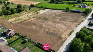 Bouwgrond van 1696 m² voor open bebouwing<br /><br />Deze bouwgrond bevindt zich in Herderen, een gezellige deelgemeente van Riemst. Van hieruit heb je een vlotte verbinding naar omliggende steden zoals Tongeren (7,5 km) en Maastricht (8 km). Ook scholen, buurtwinkels en het openbaar vervoer zijn op wandelafstand bereikbaar. Het oprittencomplex (afrit 32) naar de E313 ligt op 3,5 km. De doodlopende straat zorgt tot slot voor een extra kindvriendelijke en rustige omgeving.<br /><br />Een extra pluspunt is de zuidelijke oriëntatie van de bouwgrond. Bovendien kan het zicht naar het zuiden niet worden geblokkeerd.<br /><br />De grond bestaat uit 1050 m² bouwgrond + 646 m² achterliggende grond.<br /><br />De bouwvoorschriften zijn als volgt:<br /><br />Bouwdiepte:<br />- Gelijkvloers: maximaal 17,00 m zoals aangeduid op het verkavelingsplan inclusief de gelijkvloerse uitbreidingszone.<br />- Verdieping: maximaal 12,00m.<br /><br />Interesse? Laat het ons weten via 089 390 990 of info@immofair.be!
