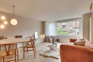 Royaal appartement voorzien van kwaliteitsmaterialen. Deze eigendom beschikt over een uiterst centrale en vlot bereikbare ligging met achteraan...