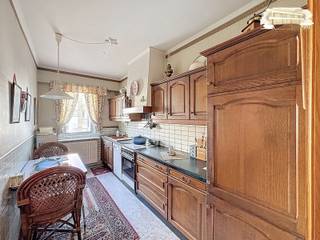 Deze stijlvolle bel-étage combineert licht, ruimte en functionaliteit op een doordachte manier, ideaal voor wie comfort en flexibiliteit...