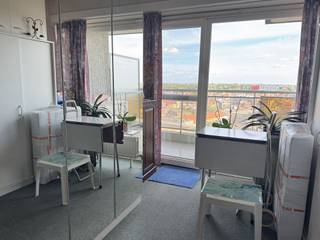 Gezellig instapklaar appartement met prachtig zicht voorzien van twee slaapkamers, vlakbij het centrum van Mechelen.Op de elfde verdieping van een verzorgd gebouw bevindt zich dit gezellige en instapklare appartement met twee slaapkamers, gelegen op een toplocatie nabij het bruisende stadscentrum van Mechelen, en in de directe omgeving van winkels en openbaar vervoer. Dit biedt de ideale woonst voor wie comfortabel en centraal wil wonen.Met een bewoonbare oppervlakte van circa 90m² biedt het appartement alles wat u nodig heeft voor een aangename woonervaring.De indeling is als volgt:>Inkomhal met handige aparte berging>Ruime, lichtrijke woonkamer met toegang tot het grote terras, vanwaar u geniet van een adembenemend uitzicht over de stad>Ingerichte keuken met toegang tot het terras>2 Slaapkamers met directe toegang tot het terras>Badkamer met ligbad en aansluiting voor wasmachine en droogkast>Privatieve kelderberging inbegrepenDe energieprestatiecertificaat (EPC) score bedraagt 87kWh/m², wat wijst op een energiezuinig appartement Label A. Dit appartement is perfect voor starters, koppels of als investering.Mogelijkheid tot aankoop ondergrondse garage.