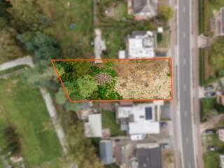Prachtige bouwgrond voor open bebouwing in Westerlo!<br /><br />Droom je van een eigen woning op een rustige, groene locatie? Ontdek dan deze mooie bouwgrond van 826 m² (8 are 26 centiare), gelegen aan Asberg in 2260 Westerlo.<br /><br />De bouwgrond bevindt zich vlak bij de Beeltjensdreef en de prachtige Merodebossen. Een ideale omgeving voor wie houdt van natuur, rust en ontspannende wandelingen of fietstochten. Bovendien ligt het centrum van Westerlo op fietsafstand, waardoor je geniet van een mooie combinatie van groen wonen en een vlotte bereikbaarheid.<br /><br />Bouwen aan jouw droomwoning:<br /><br />-Perceeloppervlakte van 826 m²<br />-Geschikt voor open bebouwing<br />-Gelegen in een groene en aangename omgeving<br />-Op fietsafstand van het centrum van Westerlo<br /><br />Hier combineer je het comfort van een eigen woning met de rust van een groene omgeving. Geniet van de natuur vlakbij en bereik tegelijkertijd vlot de winkels, horeca en andere voorzieningen in het centrum van Westerlo.<br /><br />Een mooie opportuniteit voor wie zijn eigen woondroom wil realiseren op een gegeerde locatie!<br /><br />Woongebied – Vergunning verleend – verkavelingsvergunning – Geen dagvaarding – Geen voorkooprecht<br /><br />Bel ons op 014/95.37.50 of mail naar secretariaat@degroot-celen.be