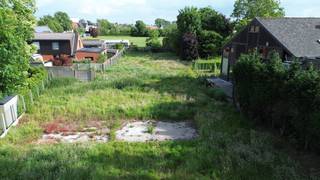 This building plot of approximately 1,025 m² has excellent accessibility and is strategically located along the N37, a short distance from the E403 entry and exit complex (Roeselare-Beveren). Thanks to its location on a busy road, the plot has a strong visibility, which makes it particularly suitable for commercial or mixed projects.The plot has a street width of approximately 18 meters and is oriented south, which ensures favorable light and optimal use of sunlight.Intended for open buildings, this lot offers various development opportunities.The urban planning regulations are available upon simple request.