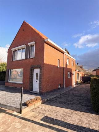 Welkom in deze charmante woning in Stekene met veel potentieel. Dit huis staat op een mooi perceel van 657m². De tuin loopt volledig rondom de woning.Op het gelijkvloers heb je naast de inkomhal, een zeer ruime leefruimte, een aparte keuken met aansluitend nog een eetplaats.Verder heb je op het gelijkvloers al een eerste ruime badkamer met bad, douche, en toilet.Op de verdieping heb je alvast 2 slaapkamers, en mogelijkheid tot inrichten van 4 kamers.Daarnaast is er op deze verdieping een 2e douchekamer die ook nog een toilet heeft.De woning heeft ook een ruime garage, en naast de woning is er nog een lange oprit waar je nog extra wagens kan parkeren.Vanuit de garage heb je toegang tot de kelder en nog een opbergzolder.Dit is een perfecte kans voor koper die ruimte en mogelijkheden zoeken om hun droomwoning naar eigen wens in te richten.De ligging in centrum Stekene maakt het gemakkelijk bereikbaar en biedt goede bereikbaarheid naar de regio toe.Bezoeken op afspraak via 03 / 779 69 29 of contact@eberhardvastgoed.be