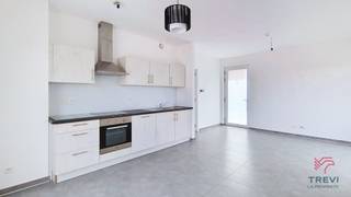 TREVI La Propriété vous propose à la location ce magnifique penthouse situé au 4ᵉ étage d'une résidence à Charleroi. Ce bien rare et très recherché offre un cadre de vie agréable et lumineux. Il se compose d'une chambre, d'un spacieux séjour avec cuisine ouverte entièrement équipée, d'une salle de bains, d'un WC séparé ainsi que d'une buanderie. Son véritable atout est sa superbe terrasse de 30 m², idéale pour profiter des beaux jours en toute intimité.Idéalement situé, l'appartement bénéficie d'un emplacement privilégié à proximité immédiate des commerces, des transports en commun, des écoles et de toutes les commodités, garantissant un confort de vie optimal.Le loyer est fixé à 840 €/mois, avec une provision de 150 €/mois de charges couvrant les charges communes de l'immeuble. Les consommations d'eau, de gaz et d'électricité sont reprises sur compteurs individuels et restent à charge du locataire.Une opportunité rare sur le marché locatif. Disponible à la location. Pour toute information complémentaire ou pour organiser une visite, contactez TREVI La Propriété au 071/33.37.69 ou envoyé votre candidature sur l'adresse email : info@lapropriete.be
