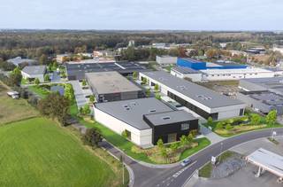 Op de voormalige Mefil-site, aan de ingang van het industrieterrein 'Jagersborg' worden in de 2de fase 7 bedrijfsunits met oppervlaktes vanaf 228m² tot 408m² in verkoop aangeboden. Het is mogelijk om units samen te voegen en grotere oppervlaktes te creëren.<br /><br />Zowel de N73 als de N78 zijn vlot bereikbaar en de A2 autosnelweg bevindt zich op 9 km.<br /><br />De units worden casco opgeleverd waarbij de branddetectie reeds voorzien is. <br /><br />Kenmerken unit 3.3:<br />Oppervlakte: 289m²<br />Vrije hoogte: 6m<br />Sectionaalpoort<br />Brandklasse: C<br />Branddetectie en RWA voorzien<br />Aantal parkeerplaatsen: 2<br /><br />Lastenboek op aanvraag verkrijgbaar.<br /><br />Vg - Igb - Gmo - Gvkr - Gvv<br /><br />Voor meer info: 011/39.90.50 of info@jansenrealestate.be