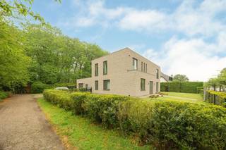 Modern villa with four bedrooms Beautiful recently built villa within walking distance of the village on the edge of the park of Brasschaat.Close to...