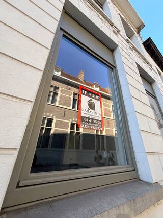 VERNIEUWDE KANTOORRUIMTE CENTRAAL GELEGEN IN ZIJSTRAAT HANDELSCENTRUM, SCHUINSOVER DE AZorg-KLINIEK TE GERAARDSBERGEN. Aparte toegang in...