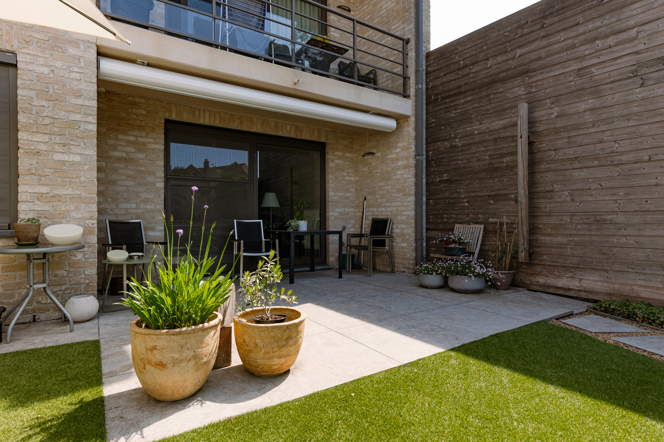 Drie slaapkamer appartement met mooi aangelegde tuin!  - foto 3