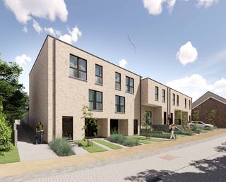 Deze gesloten bebouwing is uitstekend gelegen op een knooppunt van invalswegen en fietsautostrades naar onze hoofdstad. De woning heeft een modern uitzicht: een beige genuanceerde gevelsteen met donkergrijs buitenschrijnwerk en een plat dak vol zonnepanelen. Het perceel meet 193 m², de woonoppervlakte bedraagt 150 m². Op het gelijkvloers vinden we de inkomhal met apart toilet, de leefruimte met open keuken en een wasplaats. Via de vaste trap kom je op de eerste verdieping met 3 slaapkamers, de badkamer, inclusief douche, bad en dubbel lavabomeubel. Er is ook een apart toilet en technische ruimte voorzien. Er is ook een technische ruimte voorzien. Alle kamers  zijn voorzien van vloerverwarming. Deze wordt aangedreven door een ecologische warmtepomp en zonnepanelen waardoor we een negatief E-peil bereiken van maar liefst -21. Voor de woning is er plaats om de wagen te plaatsen. Weet ook dat je de afwerking van de woning volledig zelf kan bepalen onder professionele begeleiding van onze interieurvormgevers. De woning wordt instapklaar opgeleverd. De zuidoost gerichte tuin wordt afgeboord met draadafsluiting. Bij Durabrik ben je zeker van een vaste prijs. Voor meer info, contacteer onze bouwadviseur via 09 280 60 60 of mail naar info@durabrik.be.<br />* Beelden en oppervlaktes zijn indicatief.