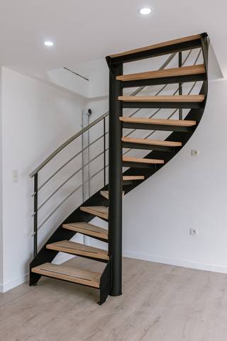 Bent u op zoek naar een ruime woning in Gent die zich uitstekend leent voor cohousing, een investering of een gezinswoning? Dan is deze eigendom precies wat u zoekt.<br /><br />Met een bewoonbare oppervlakte van maar liefst 155 m² op een perceel van 82 m² biedt deze woning verrassend veel ruimte en een doordachte indeling. Dankzij de drie volwaardige slaapkamers en twee badkamers is het pand uitermate geschikt voor cohousing, waarbij elke bewoner geniet van voldoende comfort en privacy.<br /><br />De aanwezigheid van twee keukens, twee badkamers en twee toiletten biedt bovendien de mogelijkheid om de woning praktisch op te splitsen, wat extra flexibiliteit creëert voor cohousing, dubbele bewoning of een slimme investeringsstrategie.<br /><br />De lichtrijke leefruimtes vormen het hart van de woning en sluiten naadloos aan op de praktische keuken. Achteraan bevindt zich een aangenaam terras, de ideale plek om te ontspannen, samen te eten of te genieten van een rustig moment in de buitenlucht.<br /><br />De centrale ligging in Gent zorgt ervoor dat winkels, openbaar vervoer, horeca, onderwijs en belangrijke invalswegen zich op korte afstand bevinden. Dit maakt de woning niet alleen interessant voor eigen bewoning, maar ook als investering met een aantrekkelijk verhuurpotentieel.<br /><br />Kortom, een veelzijdige en ruime stadswoning die dankzij haar indeling, oppervlakte en ligging een uitstekende opportuniteit vormt voor cohousing, gezinnen én investeerders.<br /><br />Enkele afbeeldingen werden digitaal gevisualiseerd en dienen louter als inspiratie voor de mogelijke inrichting en afwerking van de woning.<br /><br />Interesse? Contacteer Jarno op 0473 28 42 26 of via info@vicusvastgoed.be