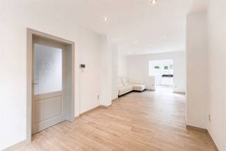 <p><span>Instapklare woning met tuintje te Wilrijk </span></p><p><span> </span></p><p><span>Deze woning is gelegen in de Palmanshoevestraat, een rustige straat waar zone 30 van kracht is en werd recent gerenoveerd en extra geïsoleerd (gevel en dak).</span></p><p><span> </span></p><p><span>Indeling gelijkvloers: </span></p><p><span>- Inkomhal</span></p><p><span>- Apart gastentoilet</span></p><p><span>- Toegang tot de droge stockagekelder </span></p><p><span>- Woonkamer/eetkamer</span></p><p><span>- Volledig geïnstalleerde keuken met aansluitingen voor wasmachine/droogkast</span></p><p><span>- Zonnige privé tuin met aangelegd terras </span></p><p><span> </span></p><p><span>Indeling 1ste verdiep: </span></p><p><span>- Nachthal</span></p><p><span>- Slaapkamer 1 </span></p><p><span>- Slaapkamer 2</span></p><p><span>- Badkamer met dubbele lavabo in meubel, inloopdouche en een tweede toilet </span></p><p><span> </span></p><p><span>De woning is onmiddellijk beschikbaar. </span></p><p><span> </span></p><p><span> </span></p><p><span>Ben jij geïnteresseerd in deze woning te huur in Wilrijk, ben je op zoek naar ander vastgoed, een investering of wens je de waarde van jouw eigendom te kennen? Dan ben je bij BOLT Immo aan het juiste adres! Wij helpen jou graag verder.</span><span> </span></p><p><span> </span></p>