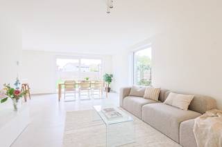 Hectaar realiseert ruime, energiezuinige en praktisch ingerichte nieuwbouwwoningen in een kleinschalig project de Broekstraat te Meise.<br />Deze woningen genieten van een zeer centrale ligging met een makkelijke verbinding naar invalswegen, winkels en scholen. Ideaal voor wie comfortabel wil wonen met alle voorzieningen binnen handbereik.<br /><br />Bij elke woning krijgt de koper de mogelijkheid om volledig inspraak te hebben in de inrichting en afwerking. In samenwerking met onze vaste partnerleveranciers kies je zelf de materialen en afwerking volgens jouw smaak en budget – zo maak je van deze woning écht jouw thuis.<br /><br /><strong>Indeling Lot 01:</strong><br />Gelijkvloers: Inkomhal met gastentoilet en vestiaire, ruime en lichtrijke leefruimte met open keuken en praktische berging en garage<br />Verdieping: Nachthal met apart toilet, drie ruime slaapkamers (14,45m² - 13,20m² - 13,24m²), aparte berging en een badkamer uitgerust met ligbad, inloopdouche en dubbele lavabomeubel (9,68m²)<br />Zolder: Bereikbaar via zolderluik (34,25m²) – ideaal als extra opbergruimte of mogelijke uitbreiding<br /><br /><strong>Troeven van deze woningen:</strong>
<ul>
	<li>Energiezuinig en toekomstgericht wonen</li>
	<li>Voorzien van lucht/water warmtepomp, zonnepanelen en vloerverwarming</li>
	<li>Regenwaterput van 7.500 liter aangesloten op toiletten, wasmachine en buitenkraan</li>
	<li>gunstig georiënteerde percelen met optimale lichtinval</li>
</ul>
Wens je meer informatie? Contacteer ons vandaag nog voor bijkomende details of een afspraak op ons kantoor te Ternat.<br />(Foto’s zijn referentiebeelden van voorgaande projecten)