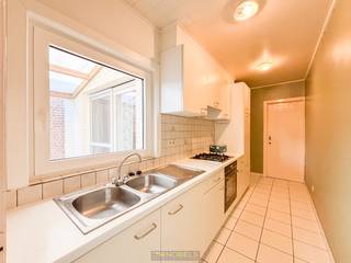 Gelegen in een rustige buurt te Oudenaarde/Bevere, vlakbij N60, station én centrum Oudenaarde treffen we deze prima onderhouden woning. Mede...