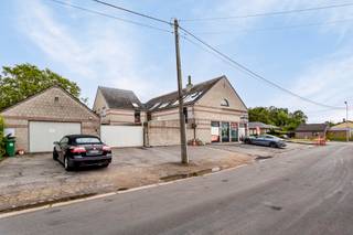 Ruime woning bestaande uit handelsruimte en een appartement te koop op een perceel van 12 a 61 ca.Dit prachtig gebouw met handelsruimte/kantoor met...