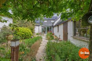 <p><strong>EERSTE BEZOEKDAG: ZONDAG 28/06 VAN 10U TOT 13U (ENKEL OP AFSPRAAK).</strong></p>
<p><strong> </strong><br /><strong>BOTTELARE – Ruime en degelijke woning met zonnige tuin in een landelijke, doch centrale omgeving. </strong><br /><br />Deze eigendom bevindt zich in een rustige doodlopende straat, omgeven door groen en vlak bij het Gentbos. Tegelijk geniet u van een vlotte bereikbaarheid dankzij de nabijheid van openbaar vervoer, winkels, scholen en de E40.<br /><br />Op het gelijkvloers beschikt de woning over een ruime woonkamer met speksteenkachel, een open keuken, badkamer, apart toilet, wasplaats/berging en een veranda. Op de verdieping bevinden zich vijf slaapkamers en een afzonderlijk toilet. Deze verdieping vraagt enige modernisering, maar dankzij de niet dragende tussenmuren kunnen de ruimtes eenvoudig heringericht worden. Met beperkte ingrepen is het bovendien mogelijk om een tweede badkamer te creëren.<br /><br />Verder beschikt de woning over een dubbele garage met doorrijpoort naar de achterliggende tuin. De zonnig georiënteerde tuin biedt een aangenaam terras, een ruime graszone met tuinborders en een afzonderlijk atelier van ca. 40 m², dat rechtstreeks toegankelijk is vanaf de straat. Deze polyvalente ruimte leent zich perfect als hobbyruimte, opslagplaats of praktijk-/bureauruimte voor een zelfstandige activiteit.<br /><br />Hoewel de woning renovatie vraagt, vormt ze een uitstekende basis om verder af te werken volgens uw eigen smaak en behoeften. Het pand beschikt over een degelijke structuur, is volledig voorzien van dubbele beglazing en beschikt over zonnepanelen die bovendien nog groene stroomcertificaten opleveren.<br /><br />Info en bezoeken: 053/60.65.60<br />De vermelde prijs is een richtprijs. Na ontvangst van de biedingen zal de verkoper beslissen of hij/zij de eigendom verkoopt aan het beste bod. De richtprijs is aldus niet bindend voor de verkoper. Voor meer info kunt u ons contacteren of het reglement raadplegen op onze website.</p>