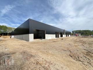 Uitstekend gelegen nieuwbouw KMO-unit van 159 m² te huur in Sint-Lievens-Houtem (Bavegem). De site geniet van een vlotte bereikbaarheid richting de E40 en de N42. Hierdoor zijn er vlotte verbindingen richting Aalst, Gent, Brussel en omliggende gemeenten.<br /><br />De casco KMO-unit is opgebouwd uit een staalconstructie met een buitenschil bestaande uit een combinatie van geïsoleerde betonpanelen en sandwichpanelen. De loods, brandklasse C, heeft een vrije hoogte van +/- 6 meter en is toegankelijk via een automatische sectionale poort met een aparte toegangsdeur en is voorzien van polybetonvloer, lichtstraat met rookluik, branddetectie en individuele nutsleidingen (water, elektr. (32 A), data). Tal van activiteiten mogelijk: opslag, productie, atelier,...  Er is tevens ruime manoeuvreerruimte en 2 parkeerplaatsen voorzien op de site. beschikbaar 01/01/2027.<br /><br />Contacteer PANORAMA B2B voor bijkomende (technische) inlichtingen, plannen of een vrijblijvend plaatsbezoek 0477 06 30 30.