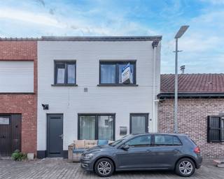<p>Are you looking for a move-in ready and energy efficient family home? Then this house in Oud-Turnhout is definitely worth a visit.</p><p>Through the entrance hall you enter the spacious and bright living room, which creates a pleasant open atmosphere thanks to the large windows. Adjacent is the modern open kitchen of 15 m², fully equipped with quality appliances and ample work and storage space. At the back, the kitchen connects to the cozy and bright dining room/office/hobby room of 6 m².<br />Further, the ground floor has a separate toilet and a modern bathroom equipped with a convenient walk-in shower and washbasin. There is also a practical storage/laundry room with additional storage possibilities.</p><p>Upstairs, the night hall gives access to two full-size bedrooms. The spacious 16 m² master bedroom offers ample space for a large bed and additional closet space. The second bedroom of 9 m² is ideal as a nursery, office or dressing room.  Outside, there is another bike and trash storage area to the left with a separate door.</p><p>The house has a total living area of 100 m² on two floors. Thanks to its modern finish, bright rooms and quiet location, this is an ideal property for those looking for comfortable living without renovation worries.  This building was totally renovated with also a new insulated roof and compliant electricity certificate,....  In front there is space for placing a car, garden set,...</p><p>EPC label B - no asbestos and electricity certificate is compliant</p><p>Infoplight: Vg, Wg, Gmo, Gvkr, Gvv, P-score: A, G-score: A. This is not an offer, all information is subject to material errors and/or changes. Areas listed are indicative only.<br /> </p>